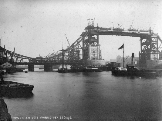 Tower-Bridge-under-construction-1892