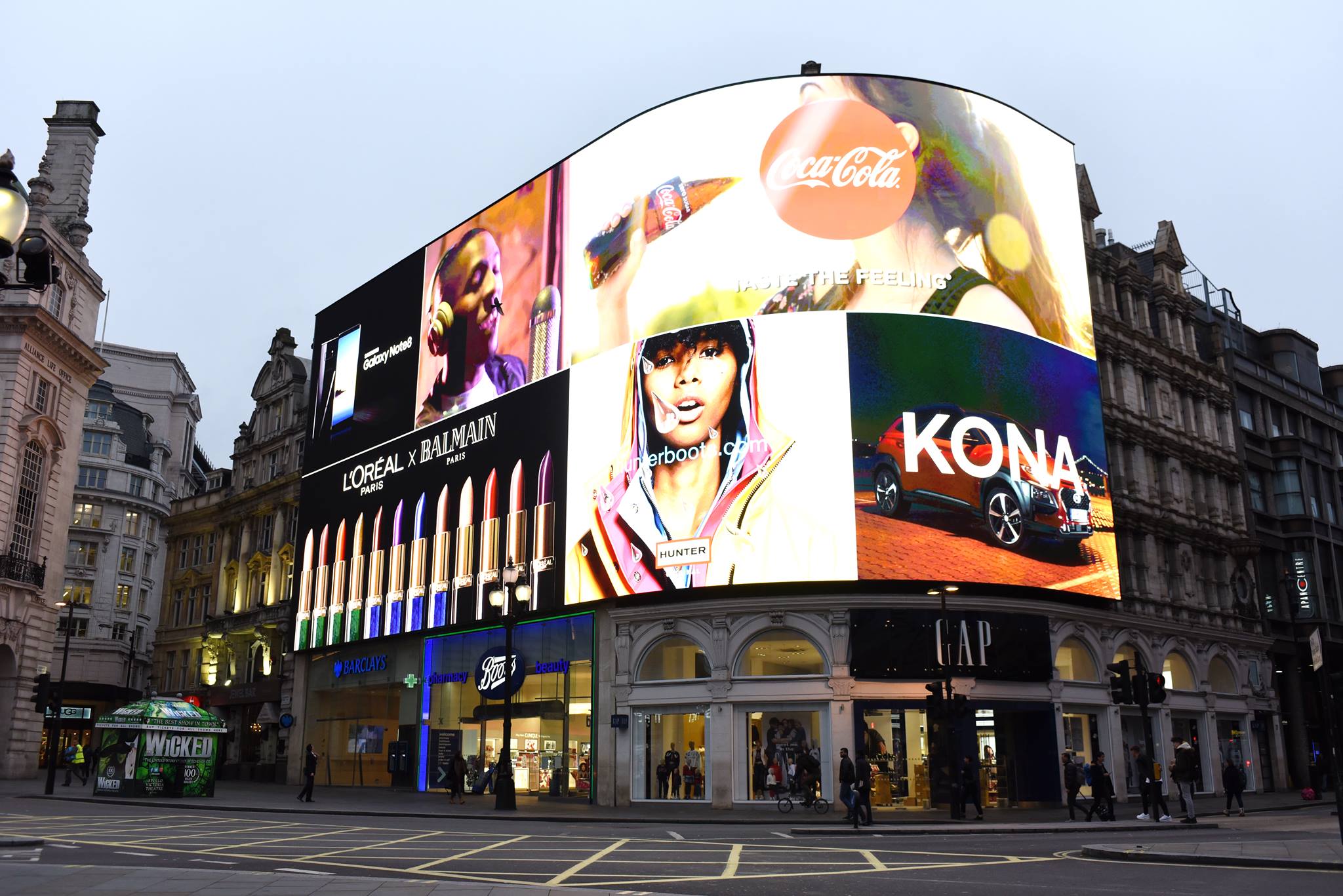 London Alert: The Iconic Lights in Piccadilly Circus Have ...