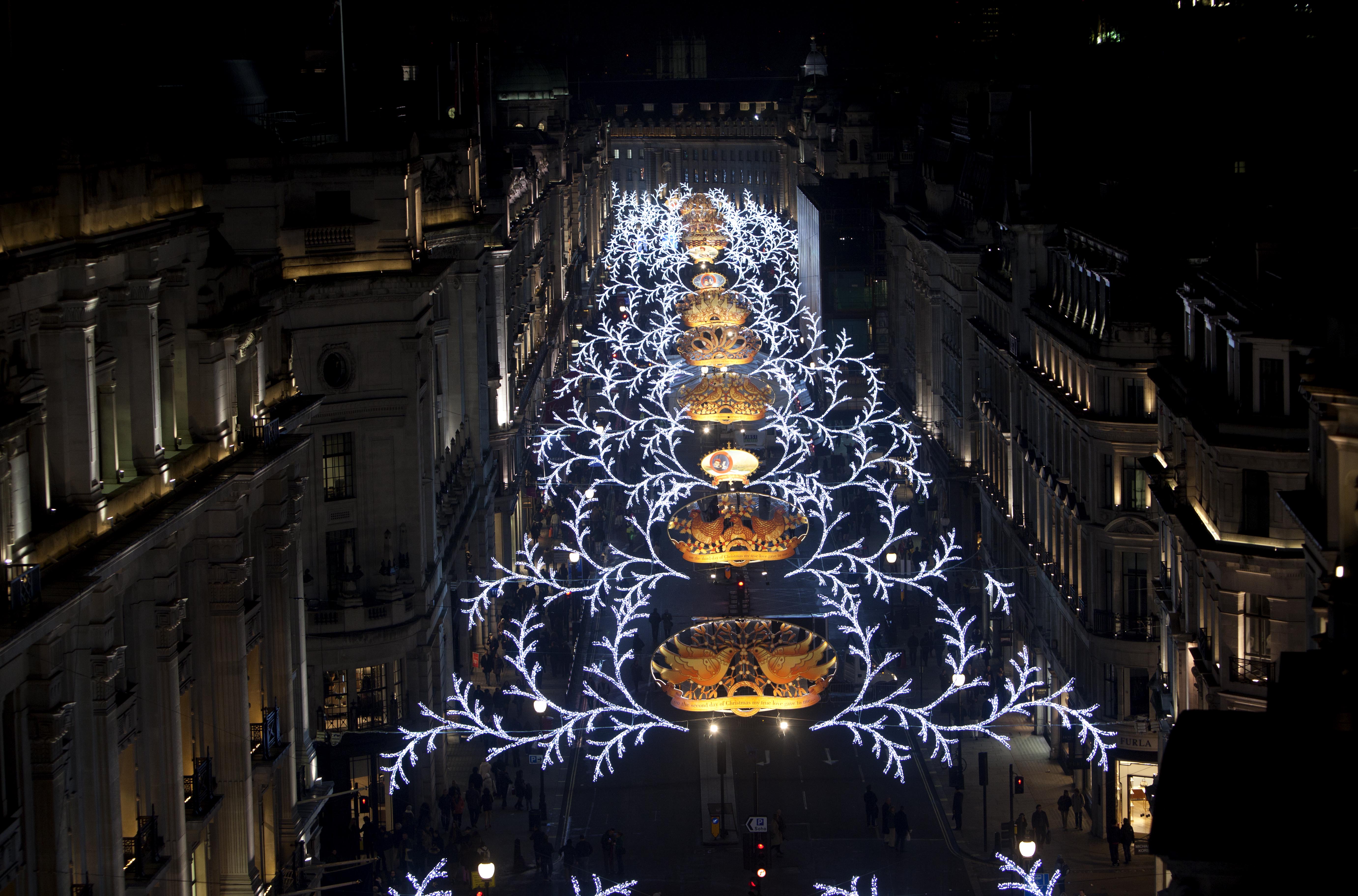 Иллюминация это. Риджент-стрит в Лондоне в Рождество. Regent Street London Рождество. Риджент стрит Рождественские иллюминации. Ночь свечей в Лондоне новый год.