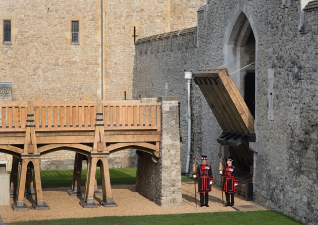 halt-the-tower-of-london-gets-a-new-working-drawbridge-londontopia