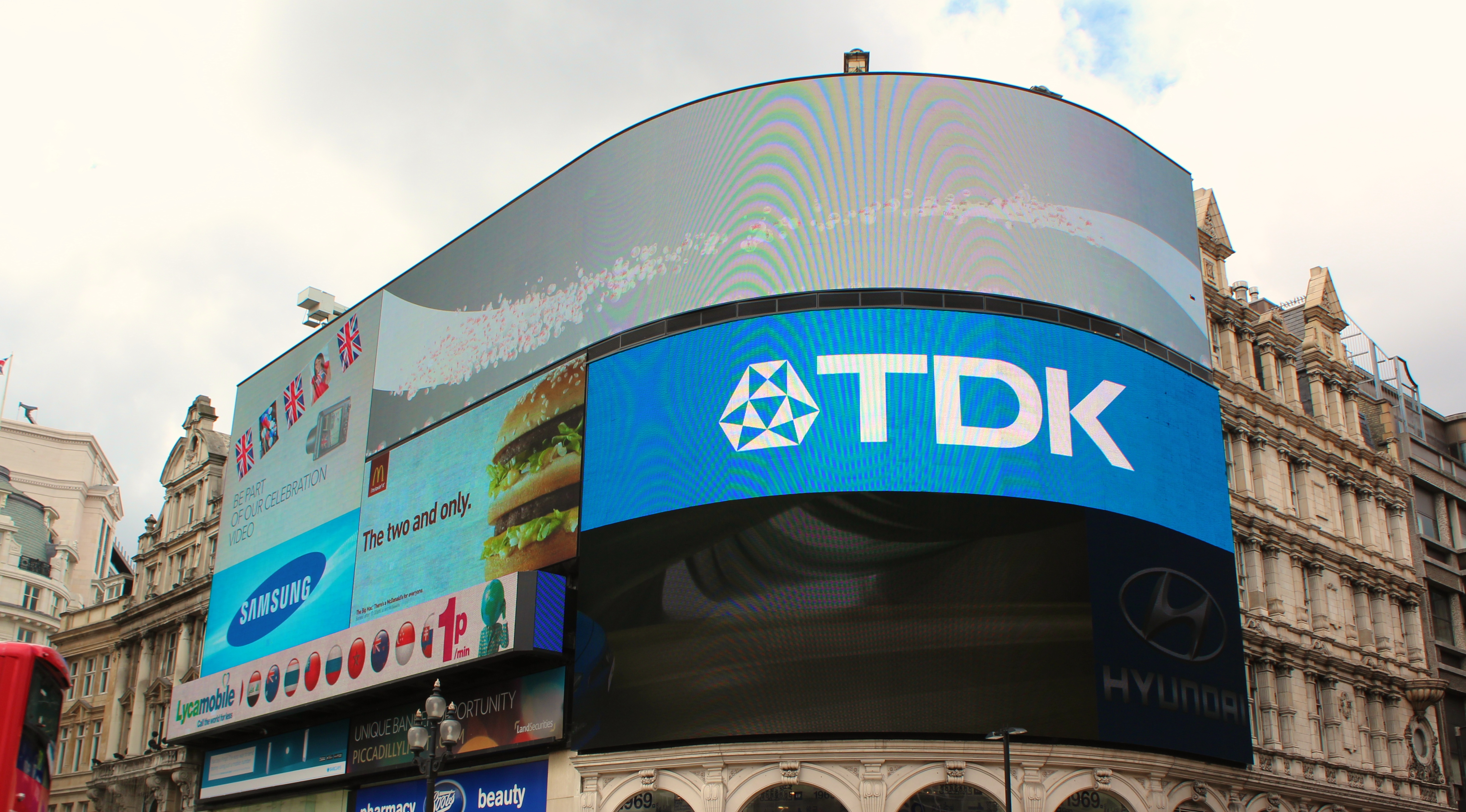 London Places: 10 Facts and Figures About Piccadilly Circus in London