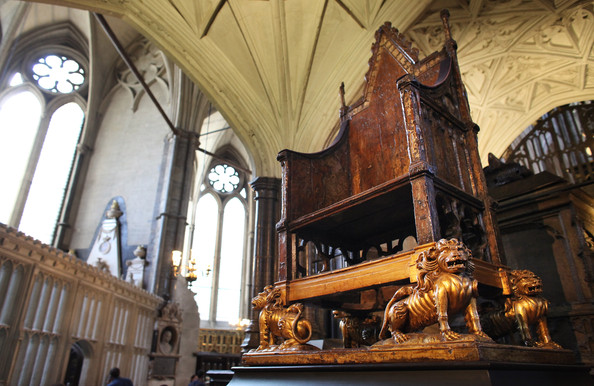 Visitors+Look+Coronation+Chair+Westminster+5Pt_OHae3qBl