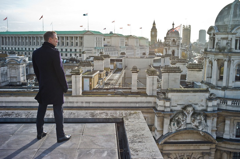 James Bond fans see filming of Spectre on River Thames in London - BBC News