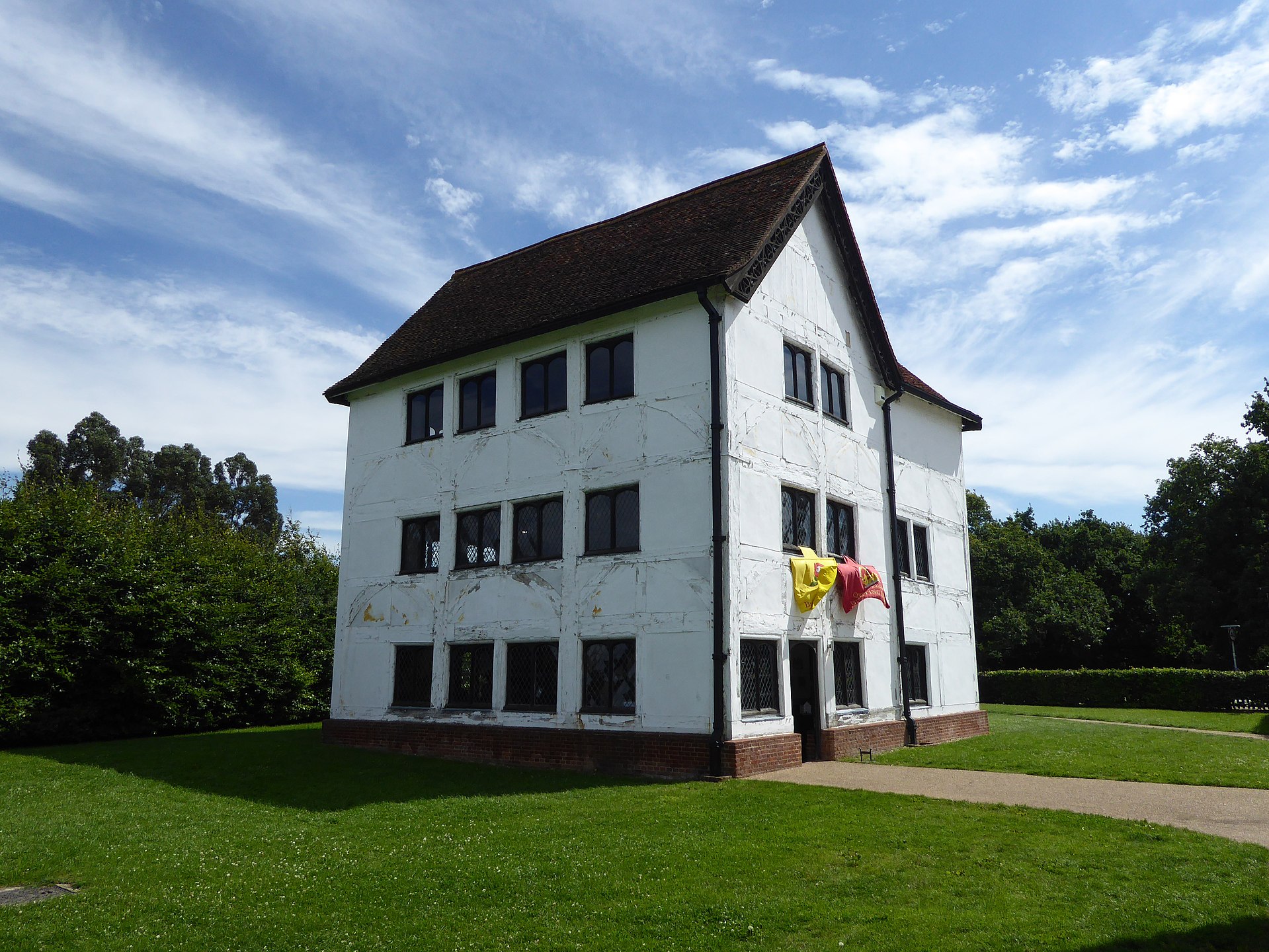 Tudor London Top 10 Tudor Buildings In London Londontopia   1920px Queen Elizabeths Hunting Lodge Exterior 