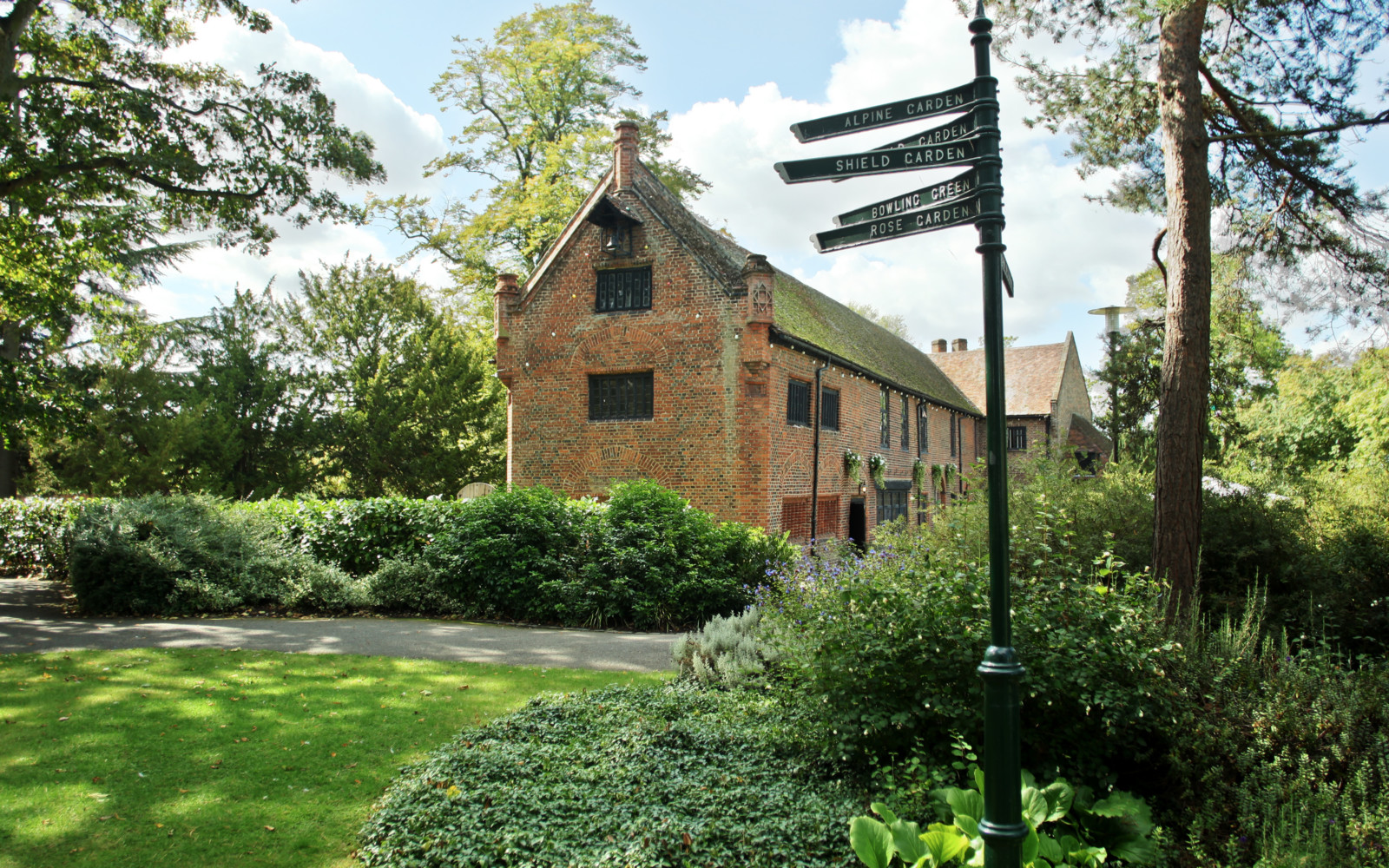 Tudor London Top 10 Tudor Buildings In London Londontopia   Tudor Barn 800x500@2x 