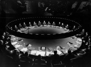 Dr. Strangelove or: How I Learned to Stop Worrying and Love the Bomb, directed by Stanley Kubrick (1963-64; GB/United States). The Conference table in the War Room. © Sony/Columbia Pictures Industries Inc