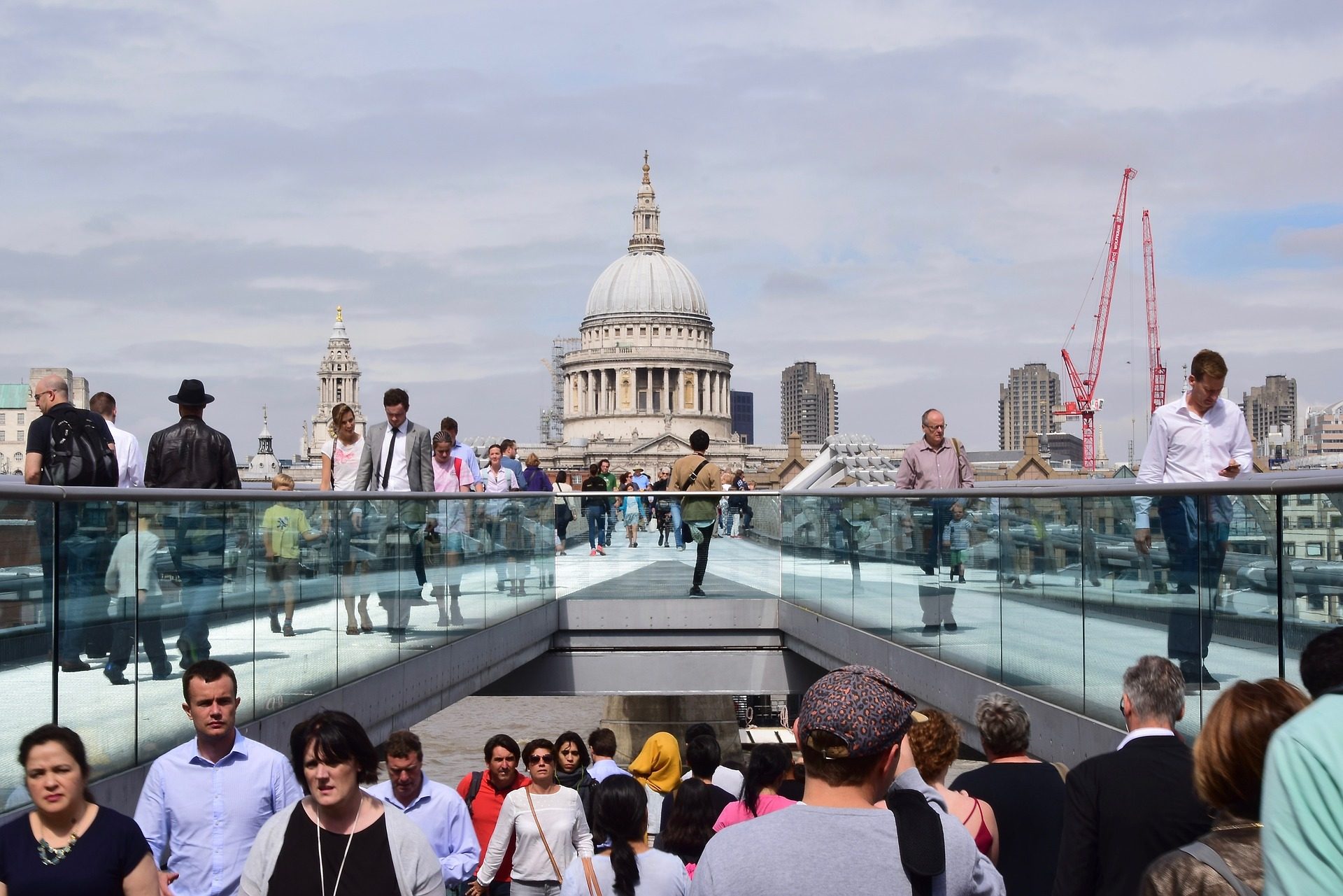 Лондон закрывают. Собор Святого Павла Лондон фото людей на фоне. Millennium Bridge with people. Как люди перемещаются в Лондоне. Куда стремятся люди в Лондоне места.