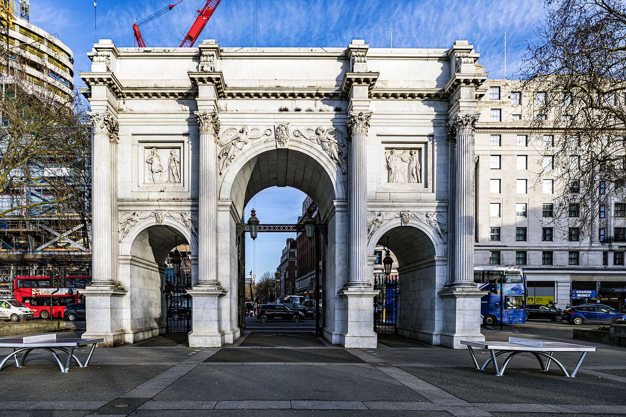 Арка кинопоиск. Мраморная арка Hyde Park. Триумфальная арка в Лондоне. Арка Веллингтона в Лондоне. Гайд парк мраморная арка.