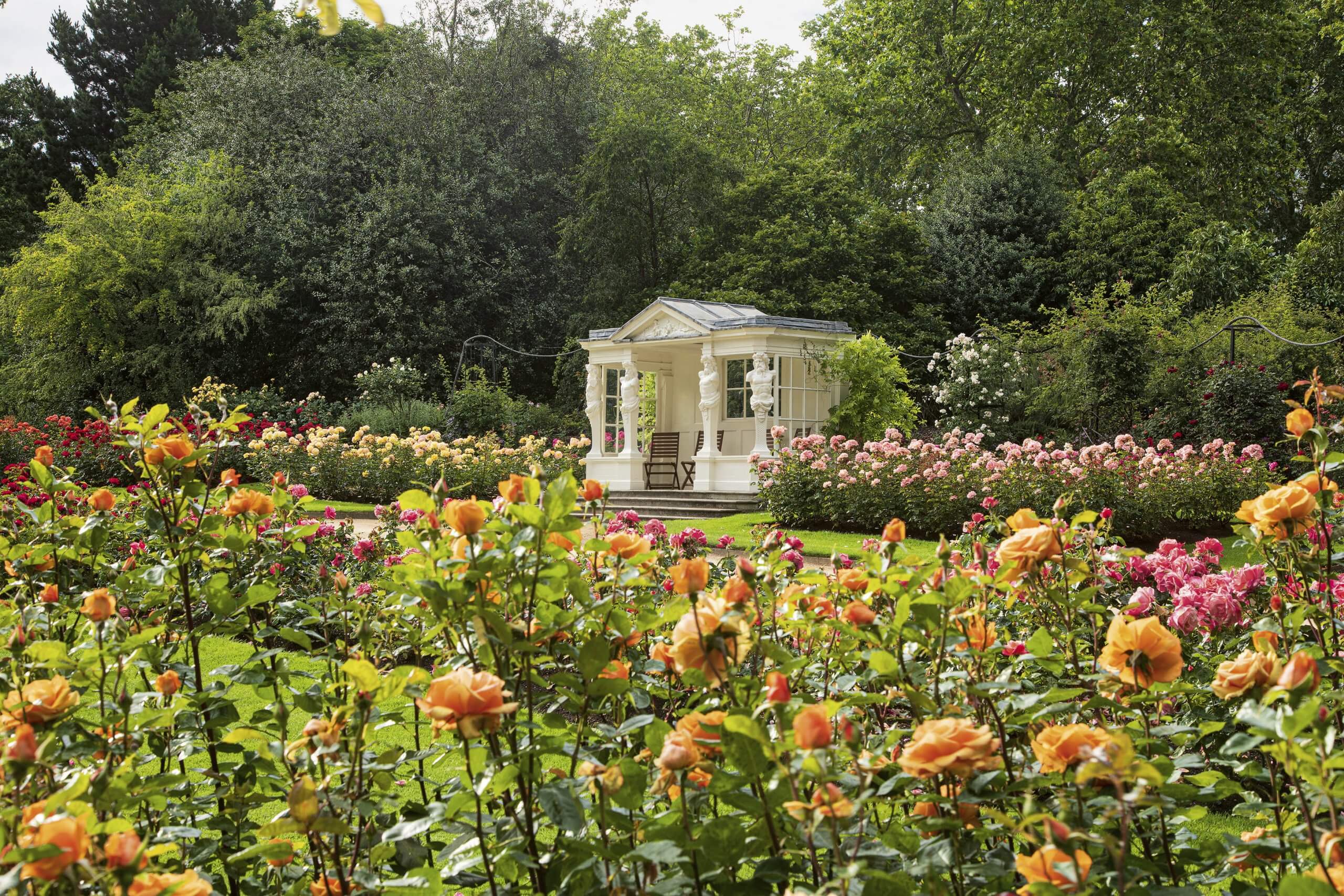 Picnic in the Queen&#8217;s Private Garden &#8211; Laura Porter Visits Buckingham Palace&#8217;s Garden