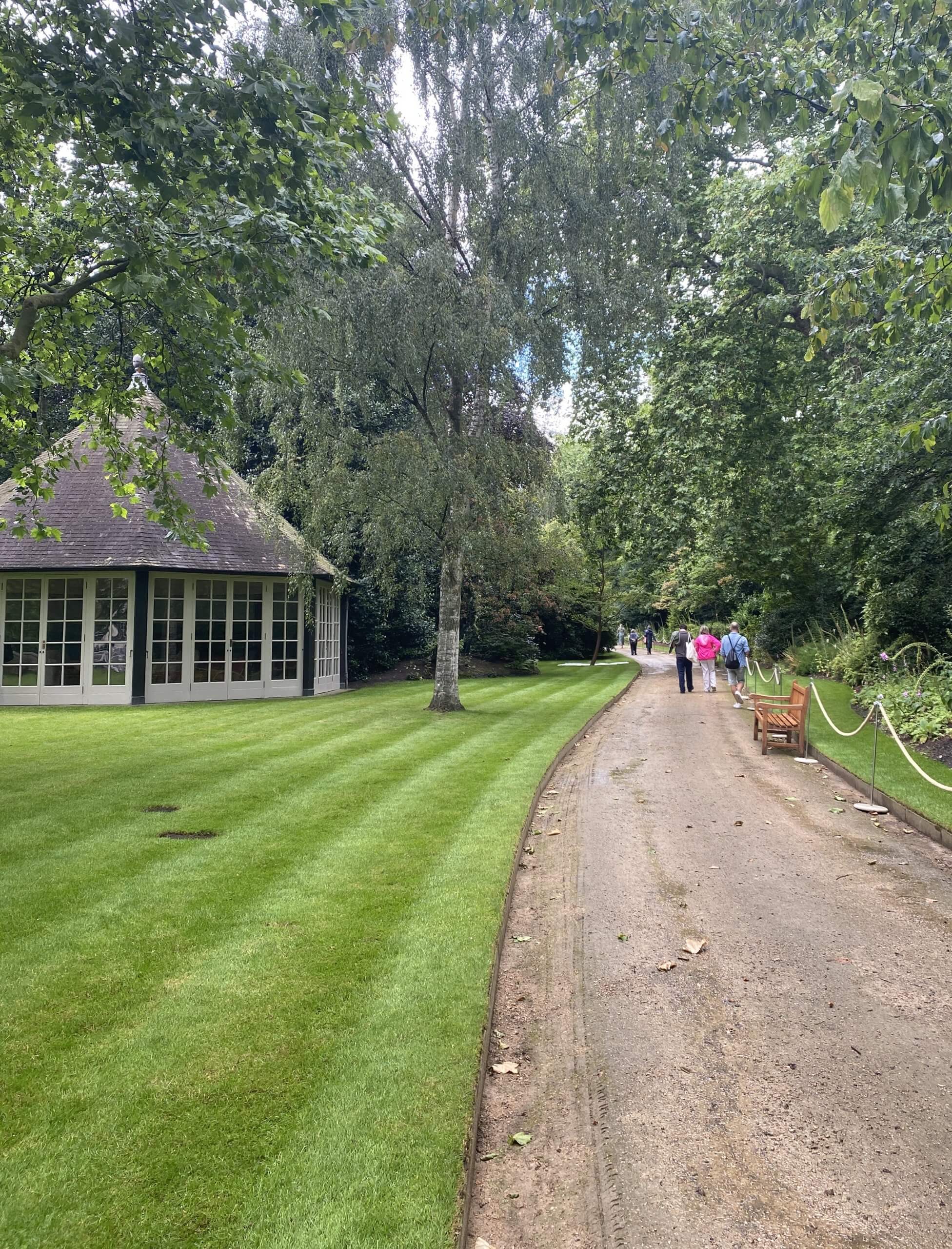 Picnic in the Queen&#8217;s Private Garden &#8211; Laura Porter Visits Buckingham Palace&#8217;s Garden