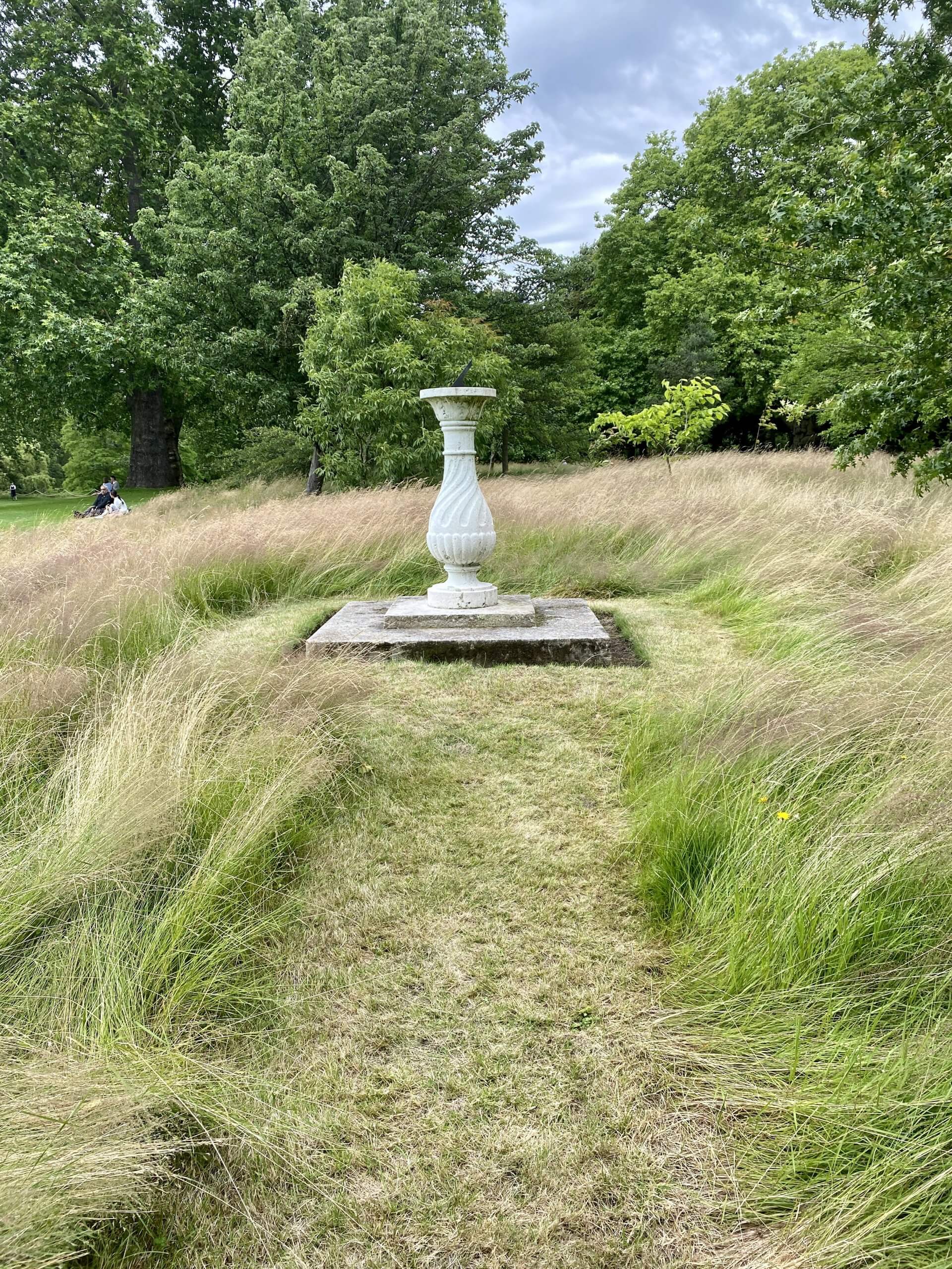 Picnic in the Queen&#8217;s Private Garden &#8211; Laura Porter Visits Buckingham Palace&#8217;s Garden