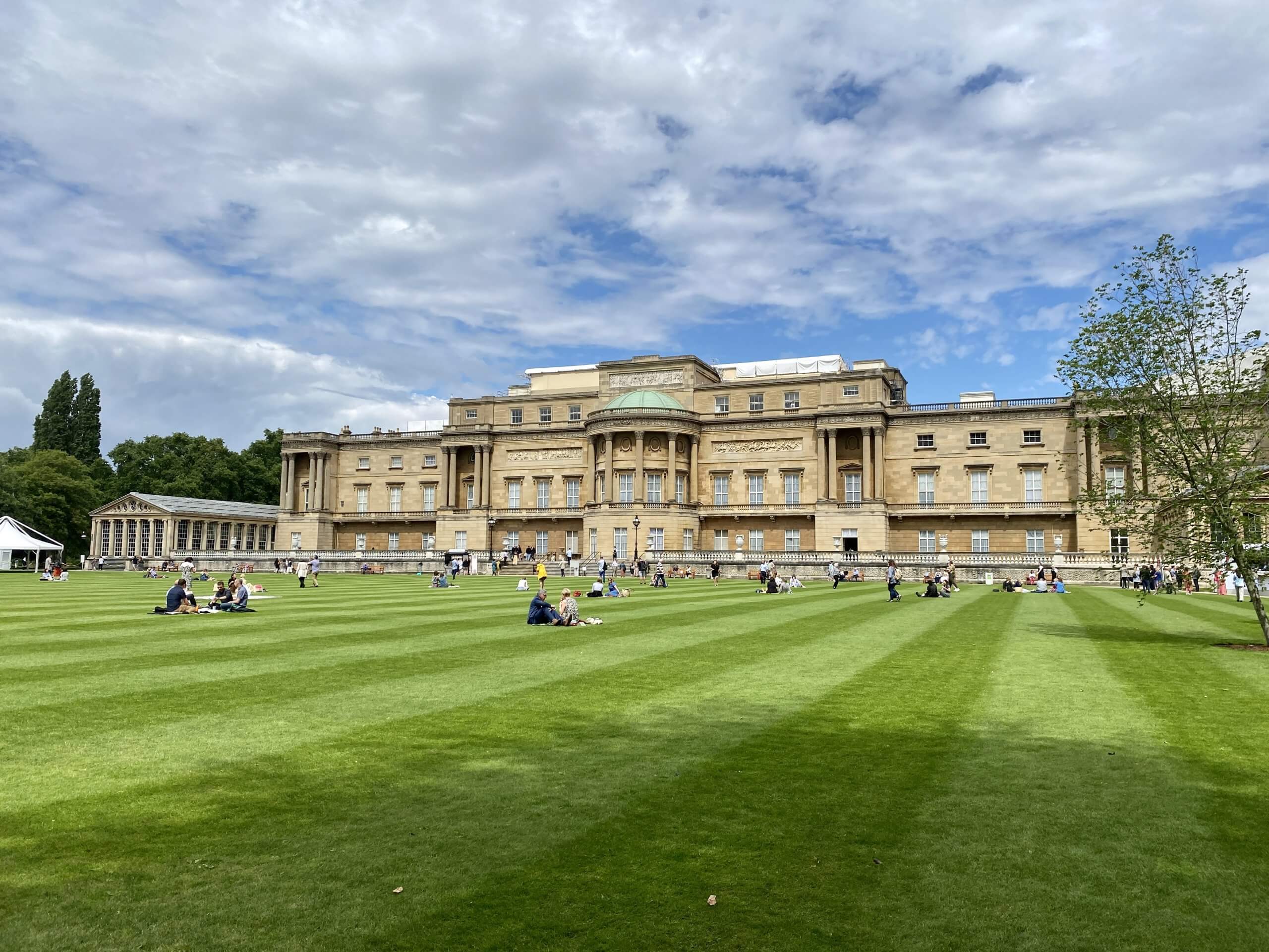 Picnic in the Queen&#8217;s Private Garden &#8211; Laura Porter Visits Buckingham Palace&#8217;s Garden