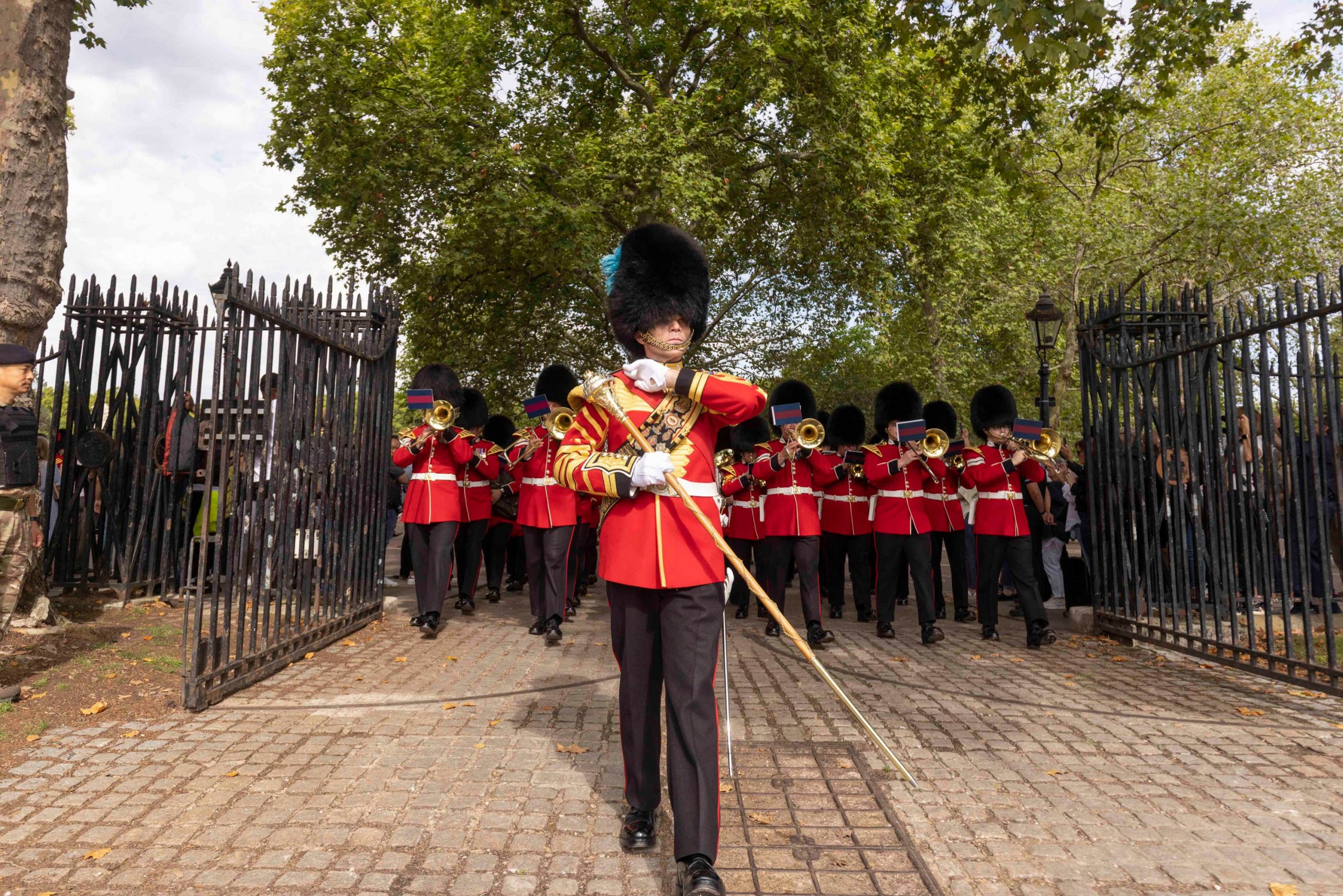 The Ultimate Guide to the Changing of the Guard at Buckingham Palace