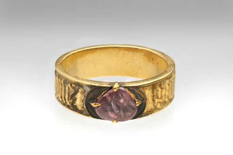 Front Gold finger ring © London Museum 768x511