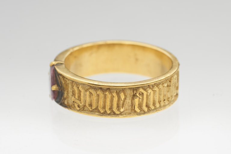 Left Gold finger ring © London Museum 768x511